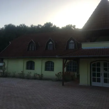 Panorama Elmeny - Es Udulohaz *